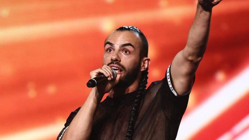 Πέρασε στο six-chair challenge του βρετανικού X Factor ο Slavko Kalezic παρότι του “κόπηκε” η κοτσίδα